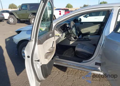 2016 Hyundai Sonata Hybrid Se from USA, damaged, VIN KMHE24L13GA013997